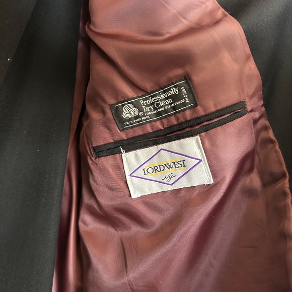 Tuxedo with pants, vest and bow tie. - Picture 4 of 8